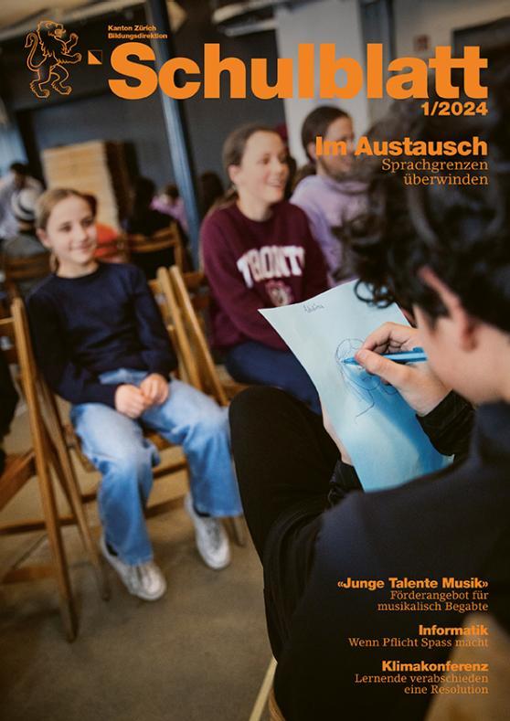 Auf dem Titelbild des Schulblatts 1/2024 ist ein Schüler zu sehen, der die gegenübersitzende Schülerin von hand auf ein blaues Blatt Papier zeichnet.