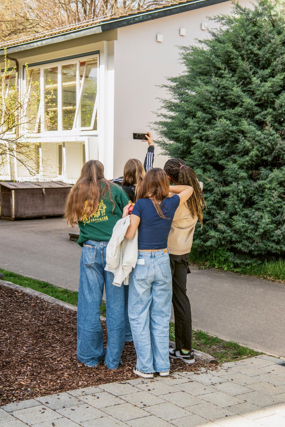 Eine Gruppe von Schülerinnen macht zusammen ein Selfie