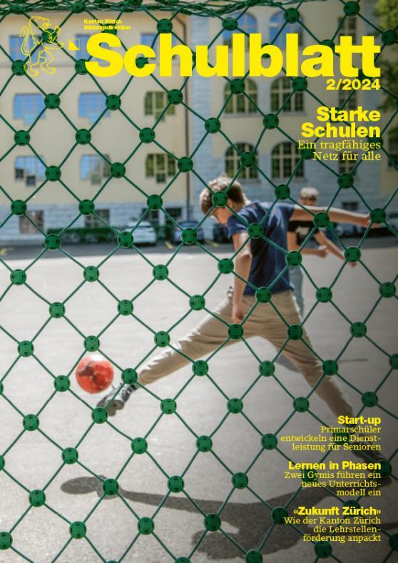 Auf dem Titelblatt des Schulblatts 2/2024 sieht man durch das Netz eines Tores einen Jungen auf dem Pausenplatz Fussball spielen. Das Heft widmet sich im Fokus dem Thema Resilienz.