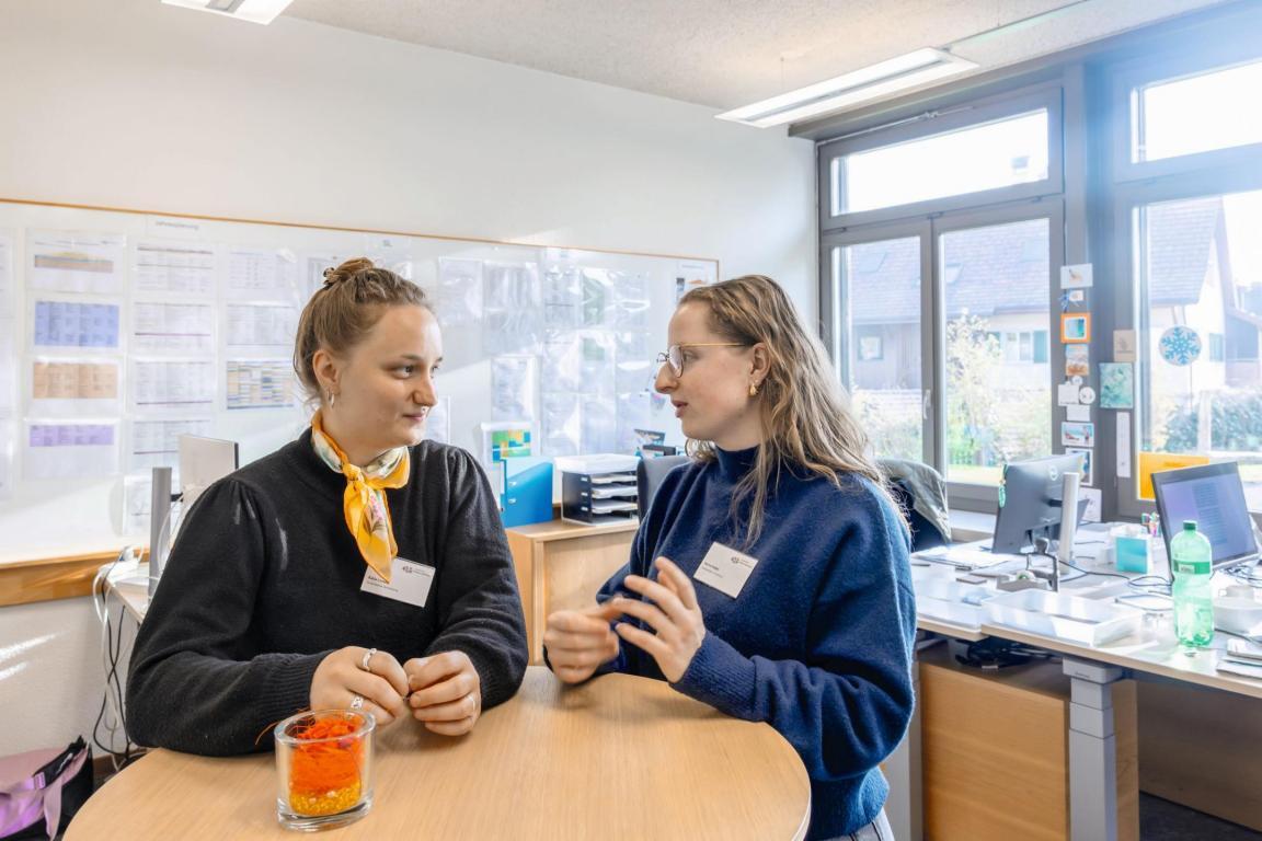 Studentinnen Katie Lorenz und Sarina Hutter 