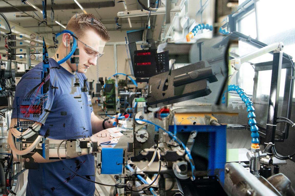 Zürich 19.05.2025 - Collagen für Fokus Schulblatt, fotografiert in der Reishauer AG Wallisellen. © Marion Nitsch/LUNAX
