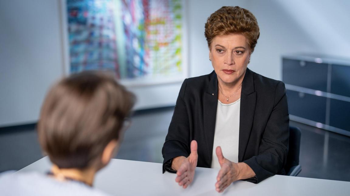 Bildungsdirektorin Silvia Steiner im Gespräch mit einer Journalistin des Schulblatts