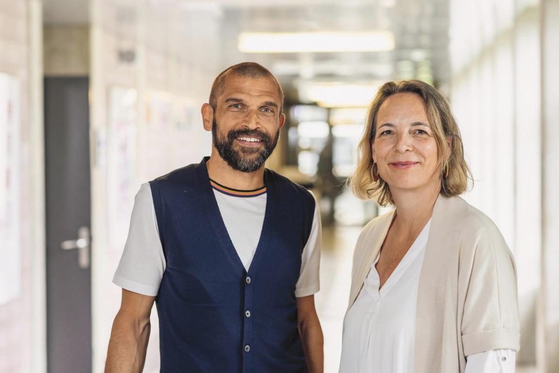 Oliver Merz und Liv Wolfermann stehen im Gang der Schule.