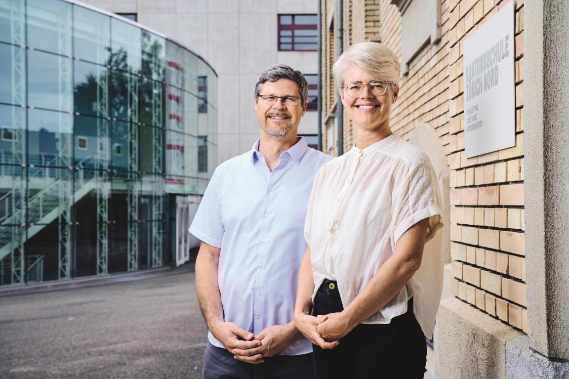 Daniel Stauffer und Maresa Knaus stehen vor der Kantonsschule Zürich Nord.