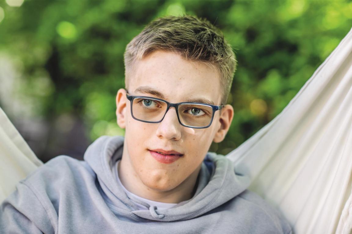 Nahaufnahme eines Jungen, der in einer Hängematte sitzt