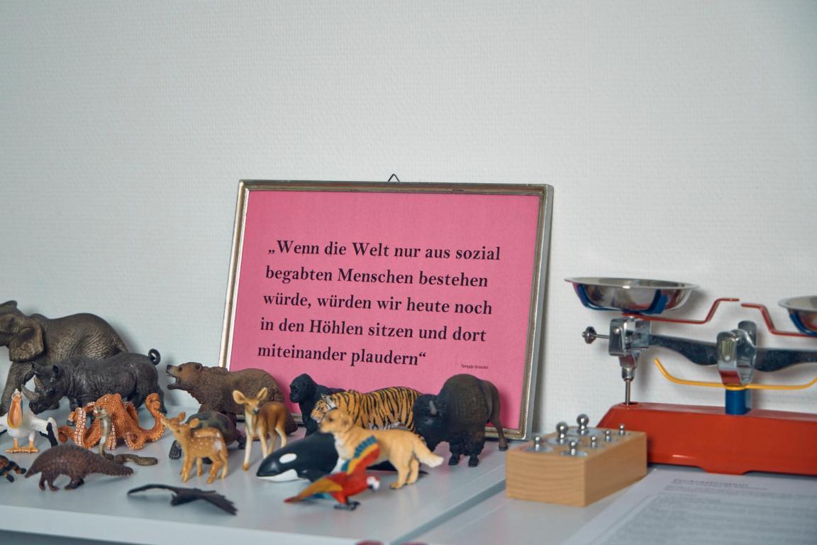 Regal mit einem Bild und vielen Tierfiguren