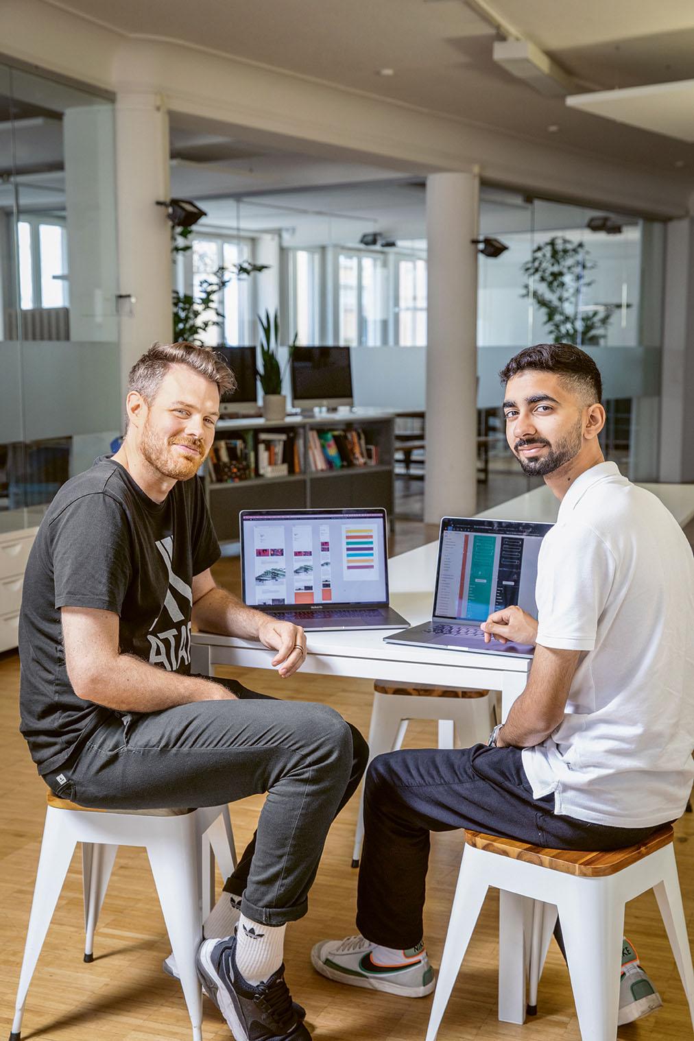 Ausbildner Dennis Schmidlin und Lernender Abhivir Wig sitzen vor ihren Laptops.