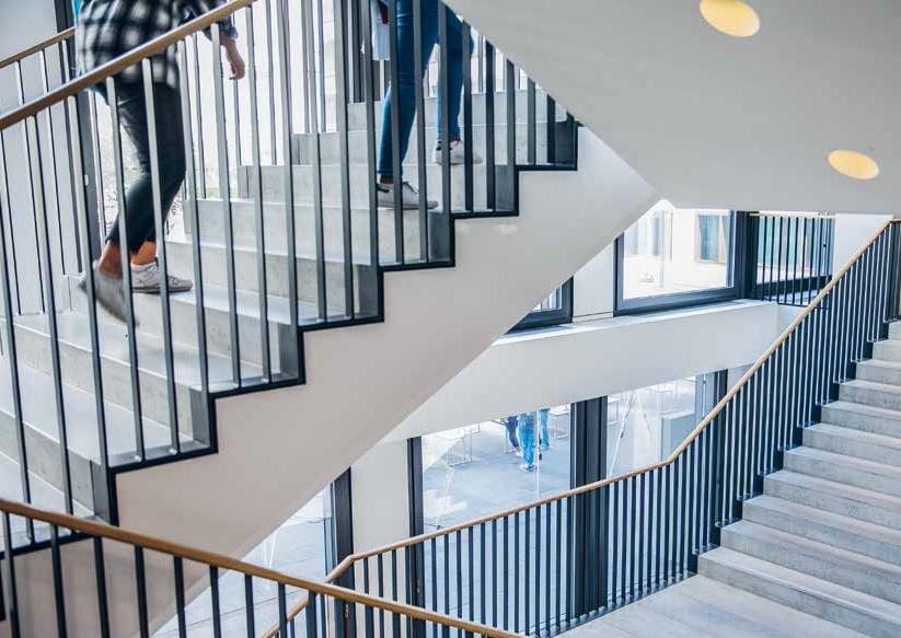 Stilleben an der PHZH: Studierende bewegen sich im Treppenhaus