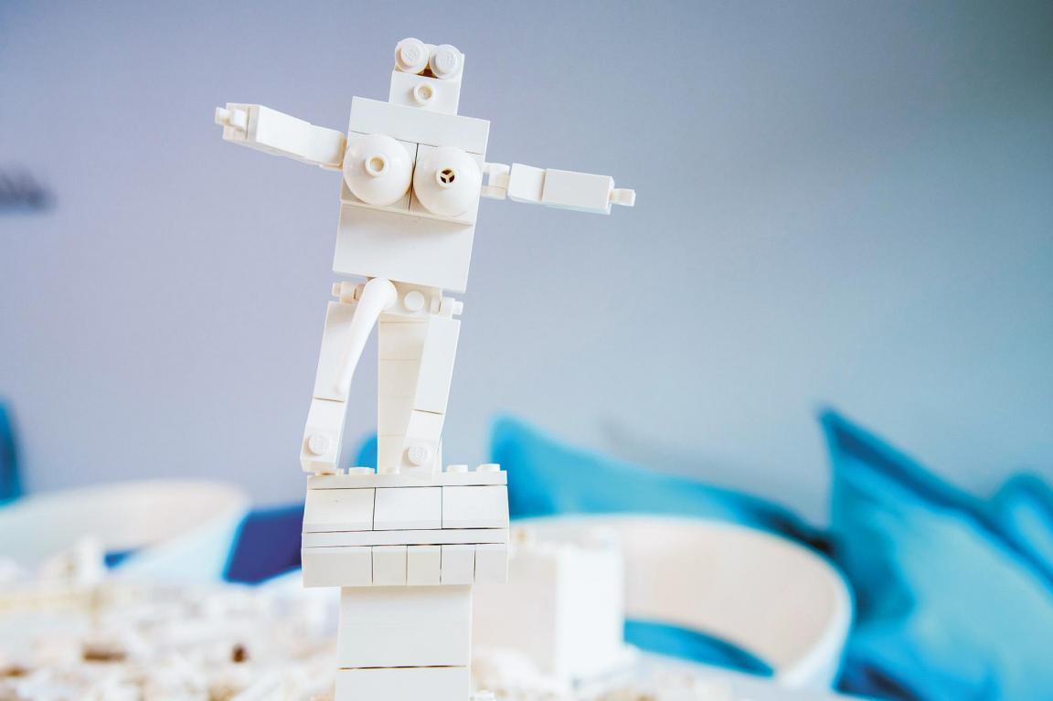 Roboter aus weissen Legobausteinen.