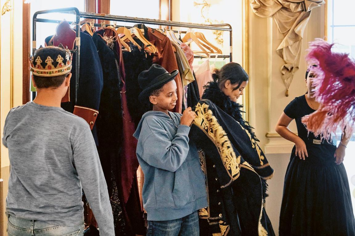 Schülerinnen und Schüler verkleiden sich mit Kostümen des Opernhauses.