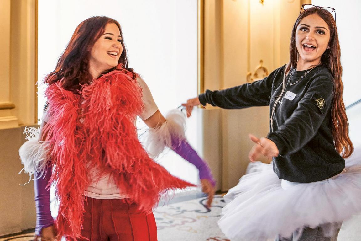 Zwei Mädchen sind verkleidet und tanzen.