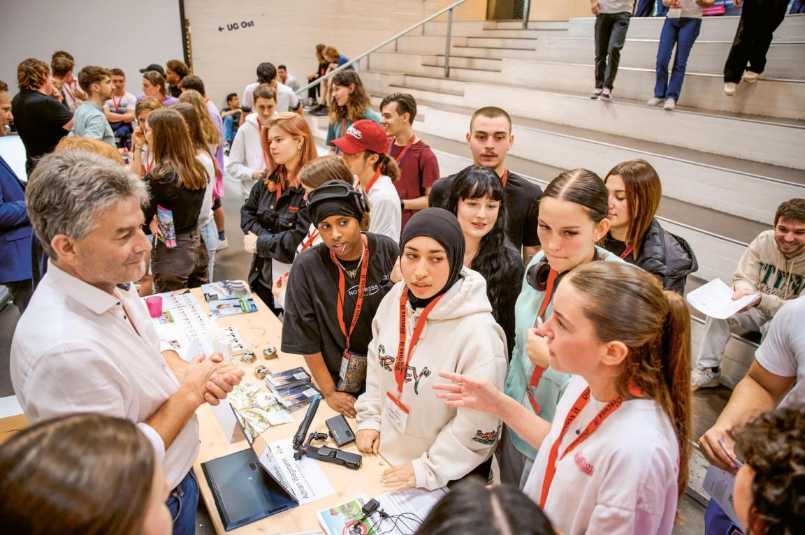 Jugendliche am Regio-Parteienbasar im Vorfeld der nationalen Wahlen am 22. Oktober 2023