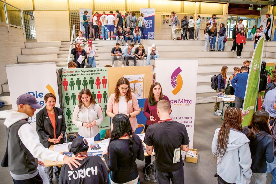 Der Parteienbasar fand im Gemeinschaftszentrum Heuried in Zürich statt.