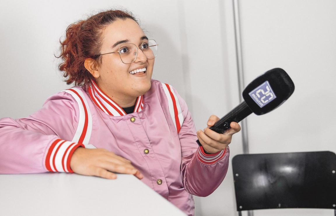 junge frau hält mikrofon in der hand