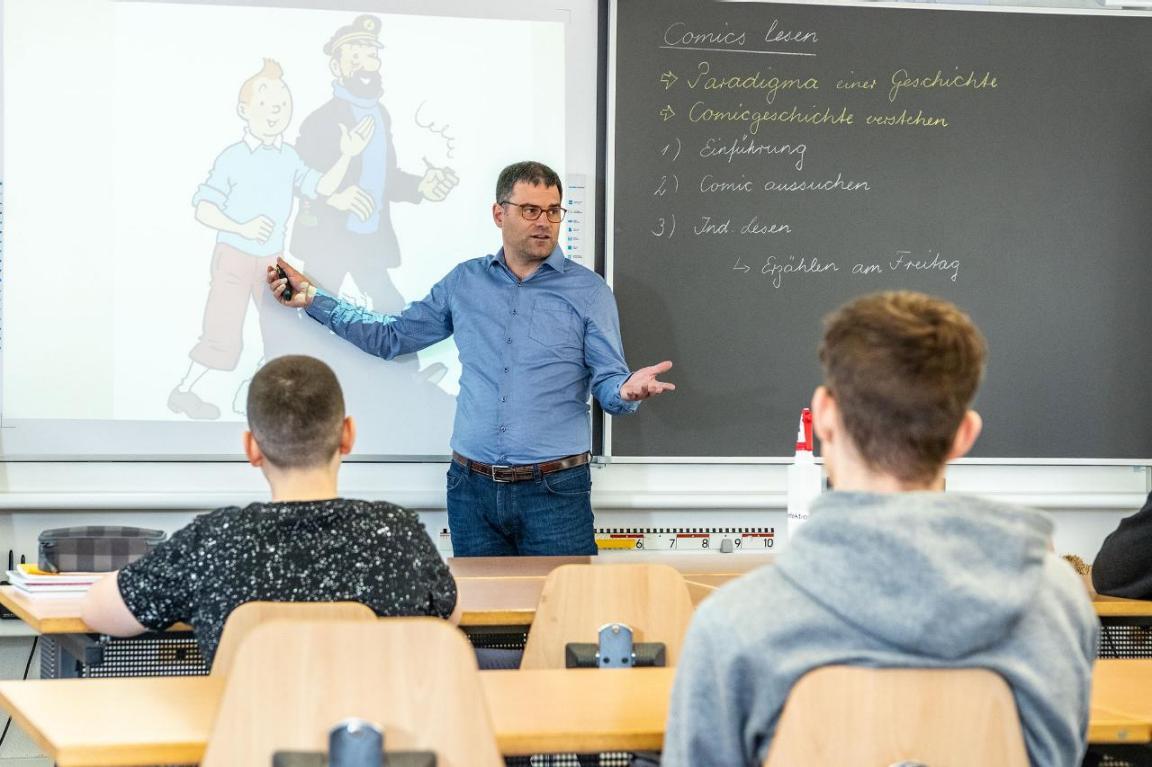 Sekundarlehrer Kaspar Vogel vor Klasse