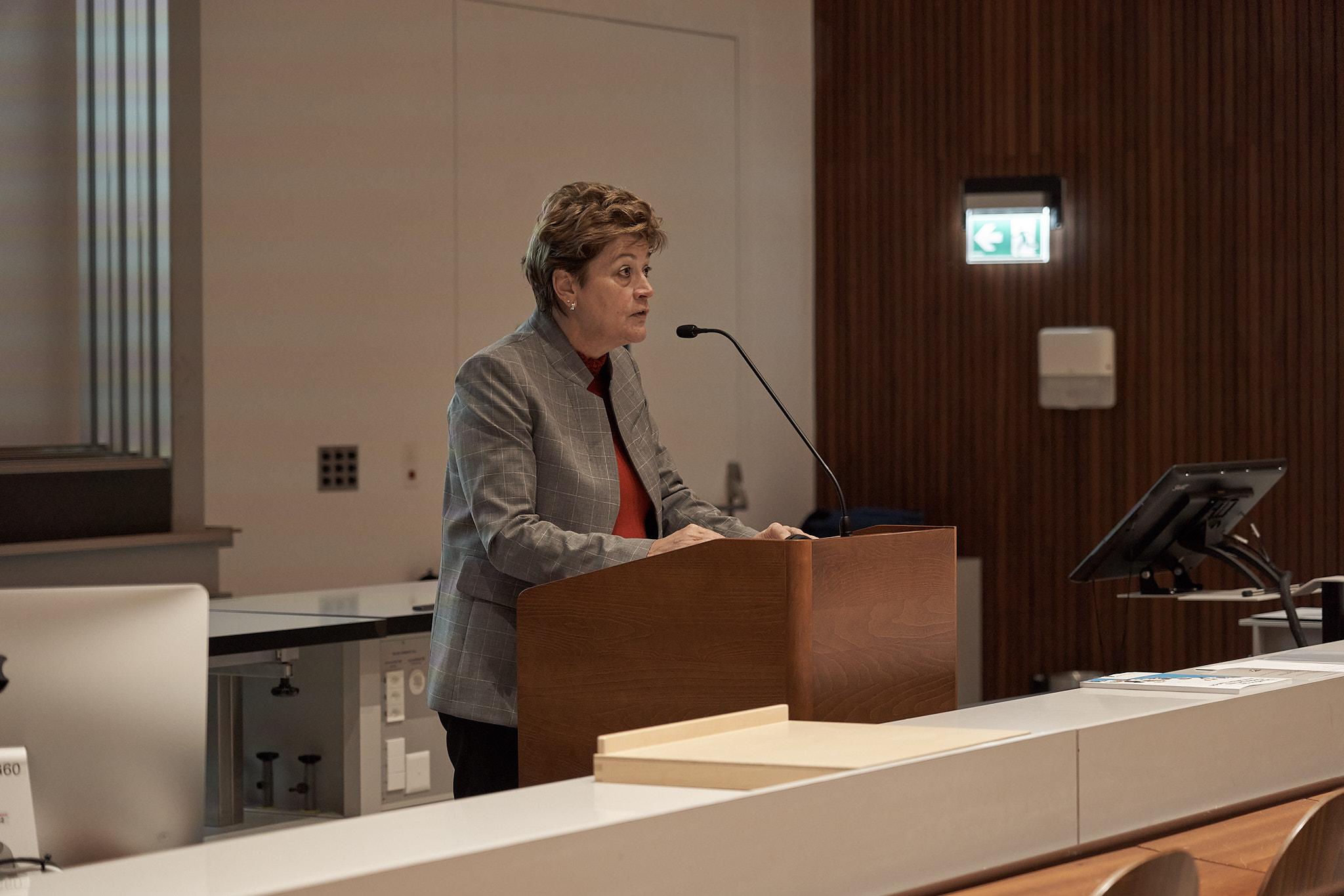 Dr. Silvia Steiner steht am Rednerpult und hält eine Ansprache