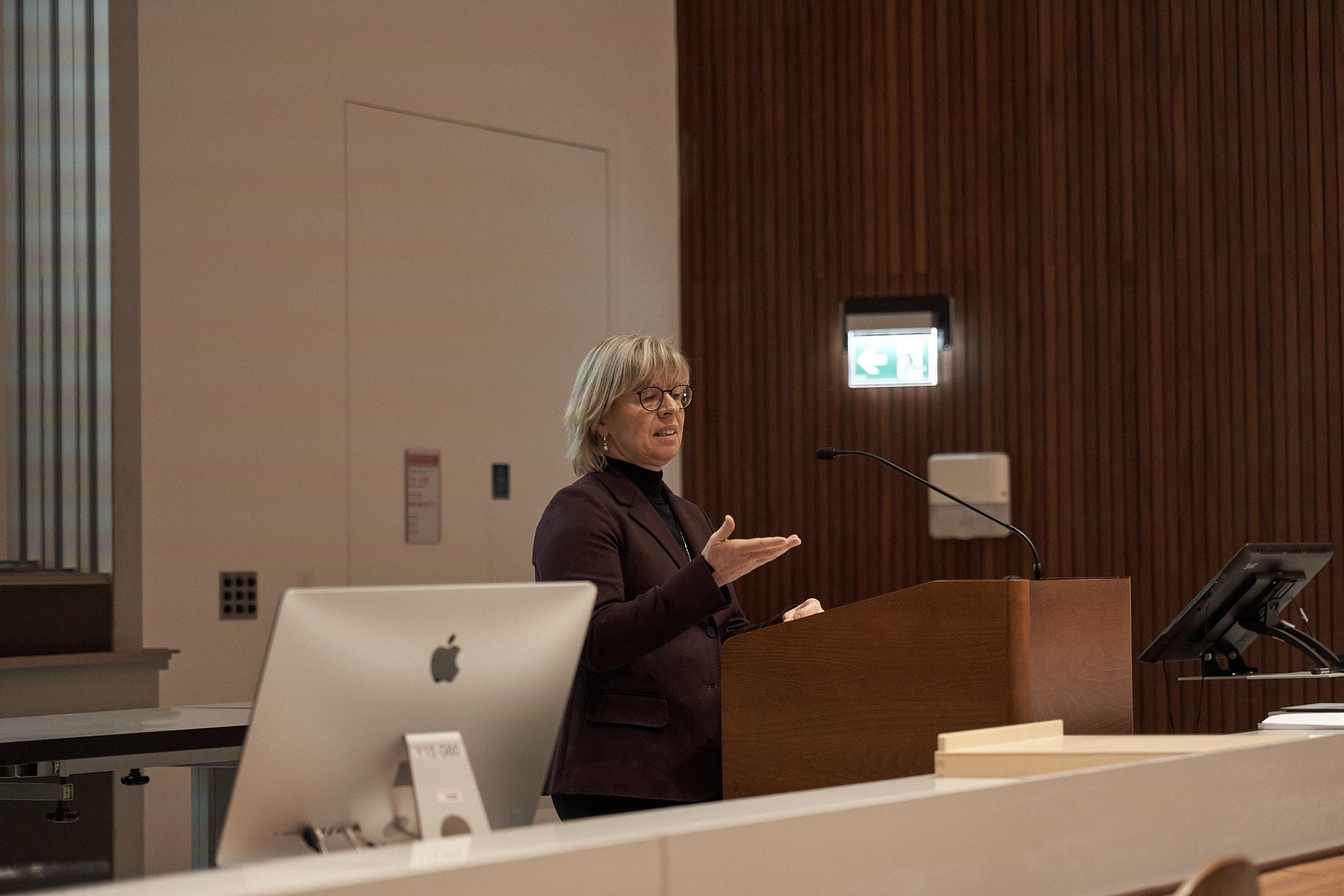 Prof. Dr. Doris Edelmann steht am Rednerpult und hält einen Vortrag