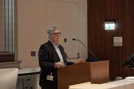 Prof. Dr. Eveline Wannack steht an einem Rednerpult und hält einen Vortrag.