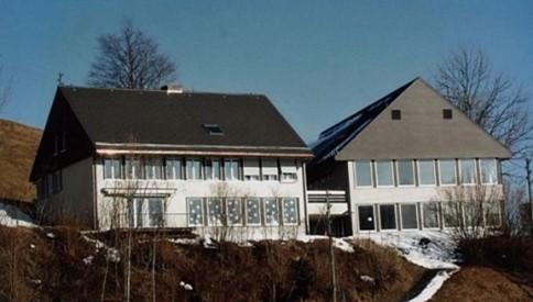 Frontansicht der zwei Häuser der Tagesschule Sternenberg in Bauma