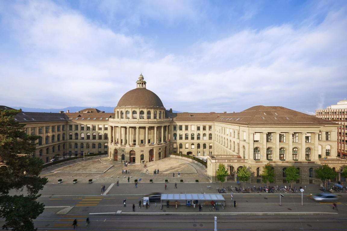 Weitwinkelaufnahme der ETH Zürich, vom Haupteingang her fotografiert, mit Rämistrasse.