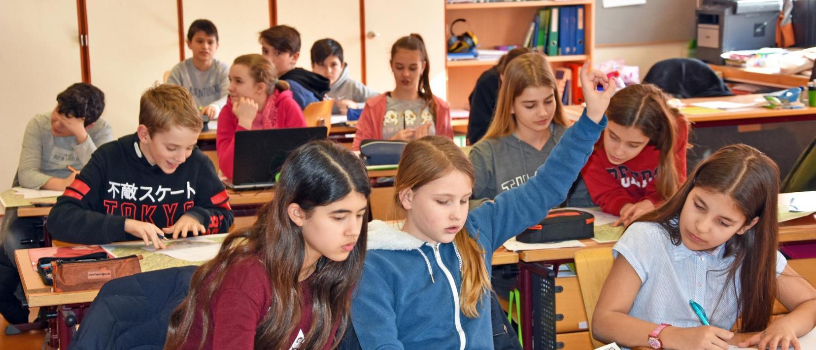 Gruppe von Primarschülerinnen und Schüler im Geografieunterricht.