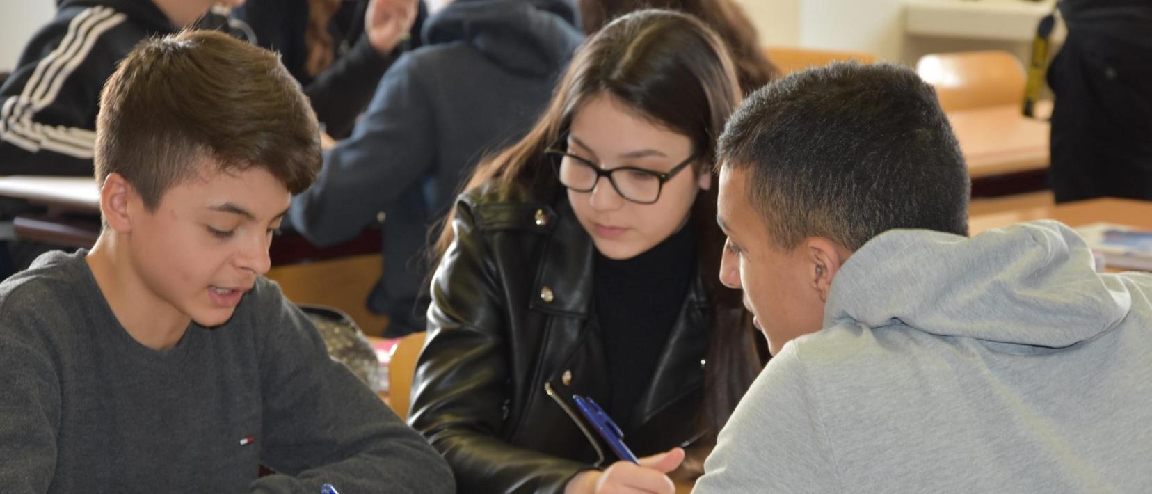 Sekundarschülerinnen und Schüler notieren sich die Argumente aus Gruppendiskussion