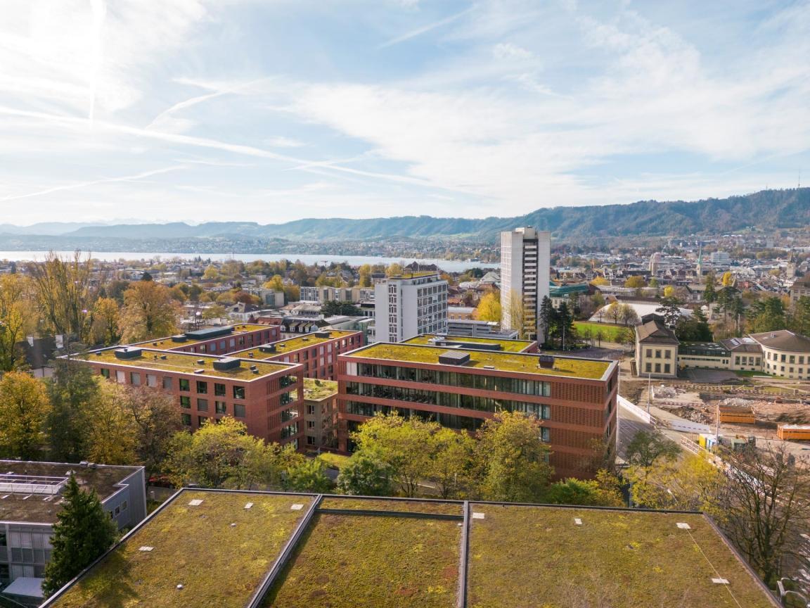 Überblick über den Careum-Campus an der Gloriastrasse in Zürich. Das Careum-Hochhaus an der Plattenstrasse setzt eine klare Begrenzung des Campus.