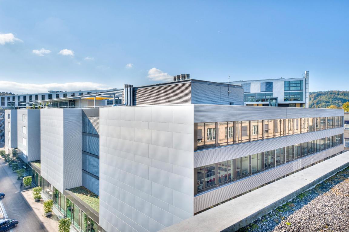 Hauptgebäude des Zentrums für Ausbildung im Gesundheitswesen (ZAG) an der Turbinenstrasse in Winterthur, mit moderner Architektur und grossen Fensterfronten.