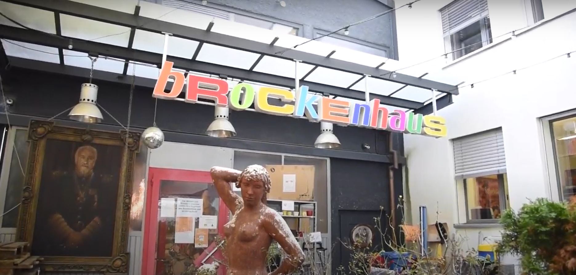 Brockenhaus Eingang mit bunter Schrift