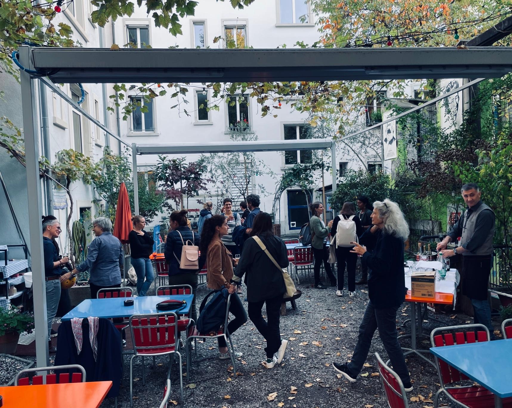 Leute treffen sich im Hinterhof