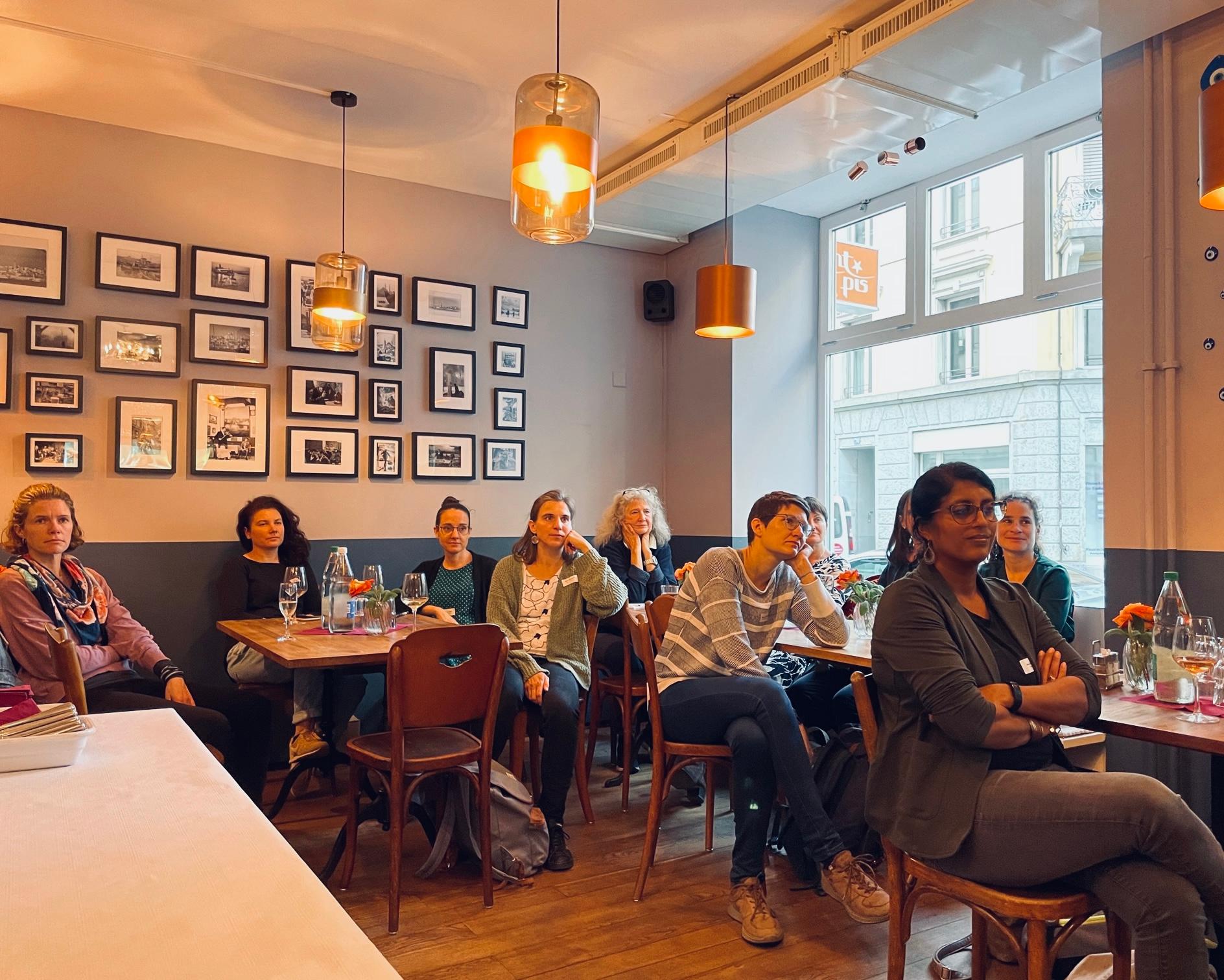 Gruppe von Frauen schaut interessiert