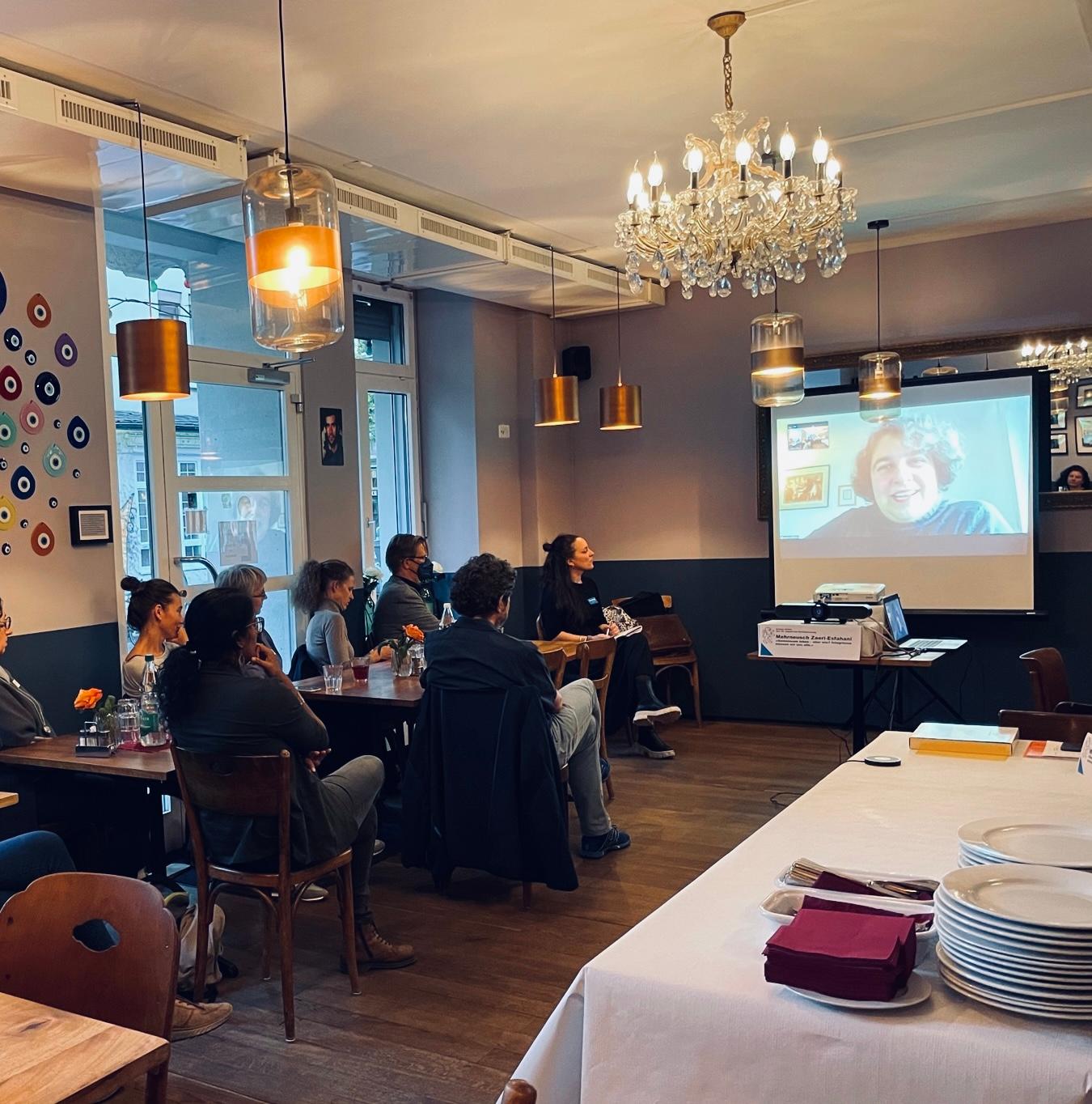 Gruppe schaut auf Bildschirm