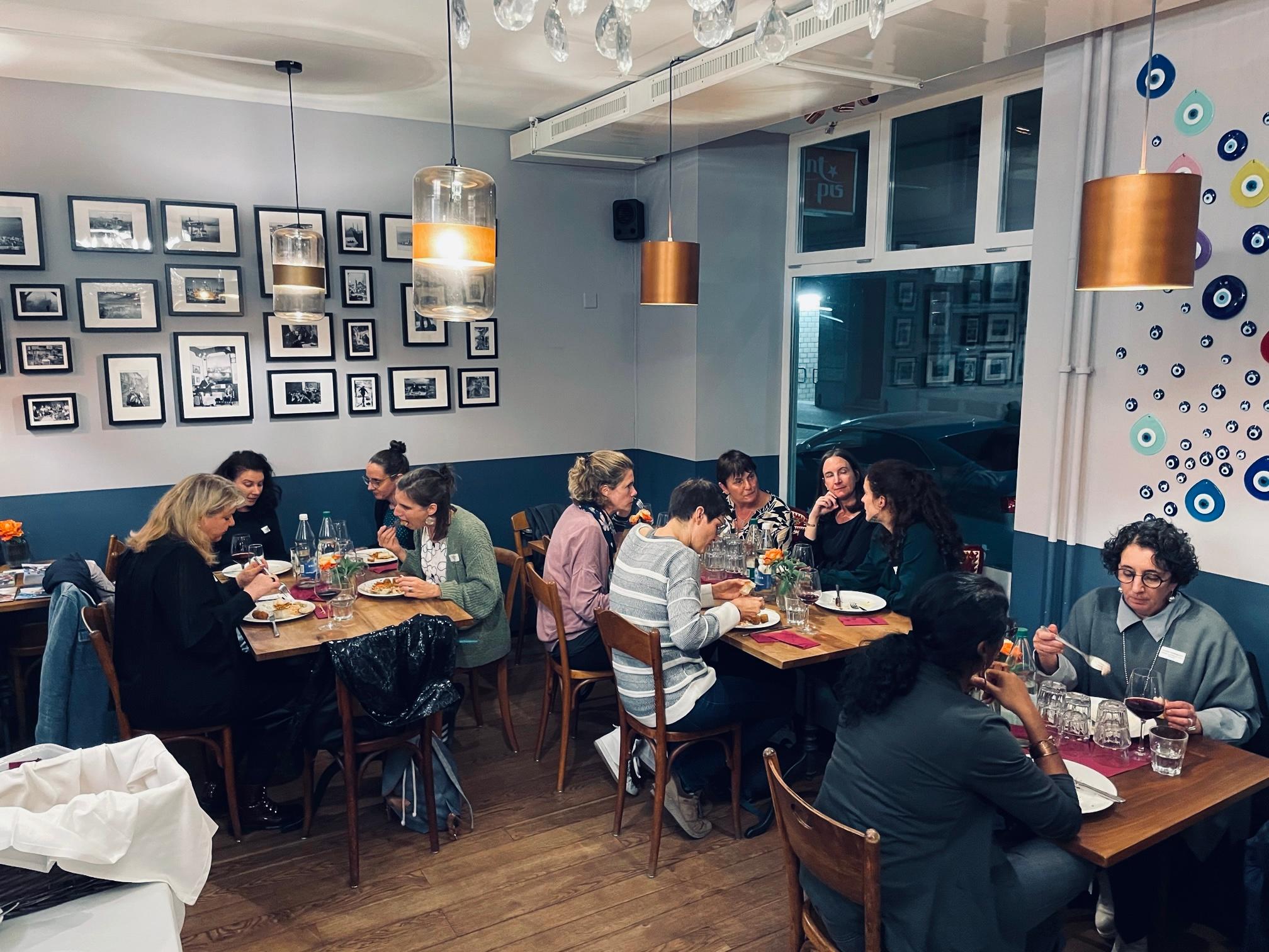 Frauen sitzen an Tischen und essen