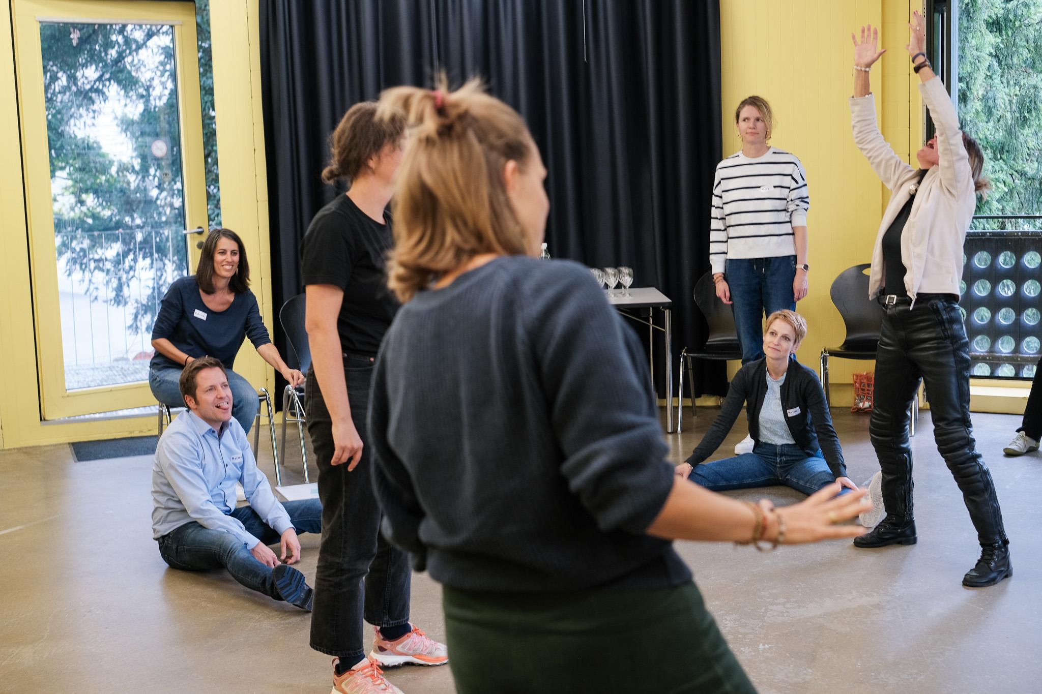 Menschen stehen und sitzen