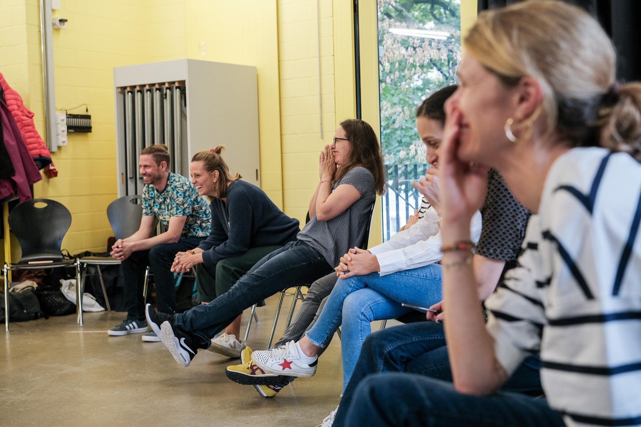 Eine Gruppe schaut lachend in die Runde