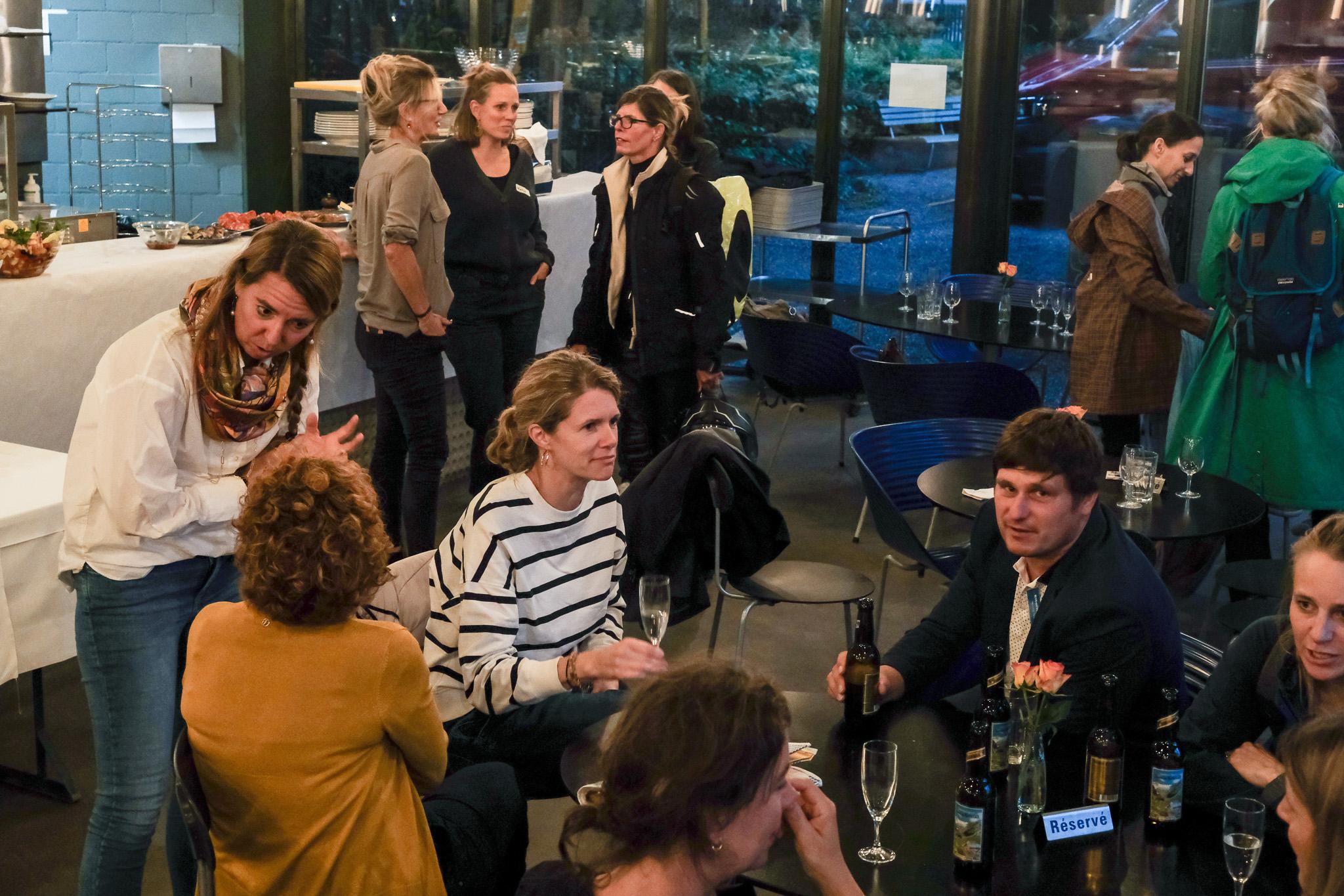 Eine Gruppe Menschen sitzt im Cafe