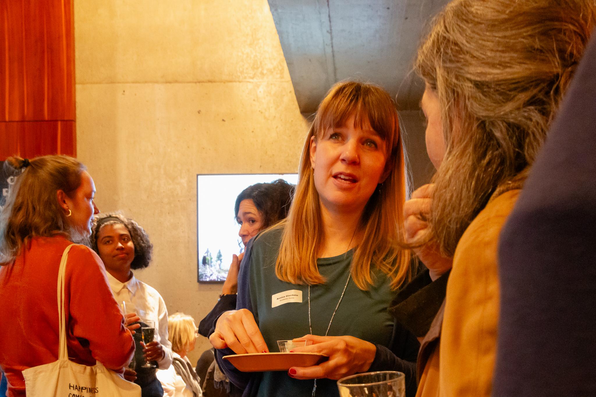 Gruppe Frauen essen und trinken
