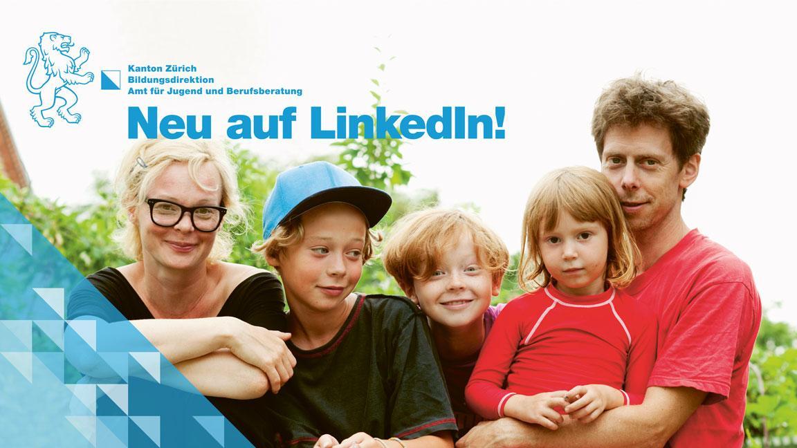 Eine Familie mit drei Kindern sitzt im Garten und lacht in die Kamera. Im oberen Teil des Bildes steht «Neu auf LinkedIn».