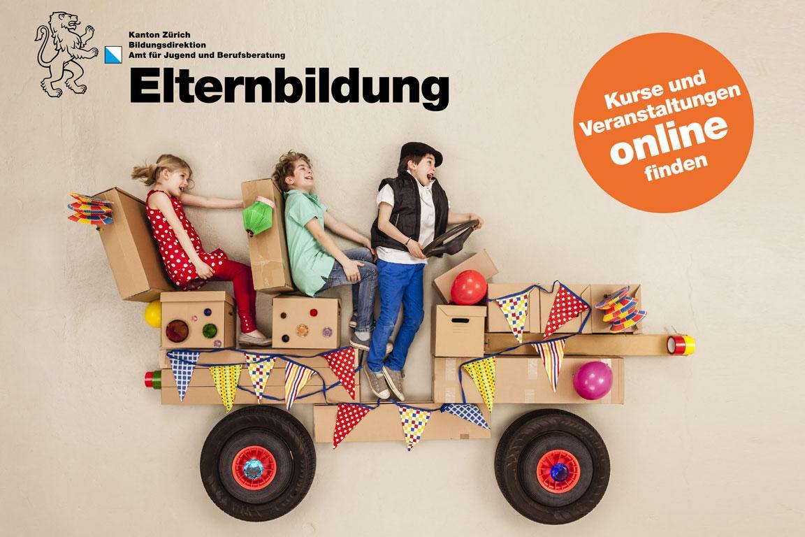 Das Titelblatt des Flyers Elternbildungsprogramm zeigt drei Kinder die in einem Auto aus Schachteln fahren.
