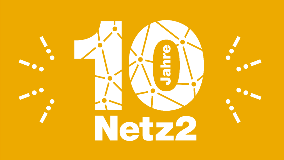 Die Zahl Zehn plus das Logo von Netz2 in gelber Farbe