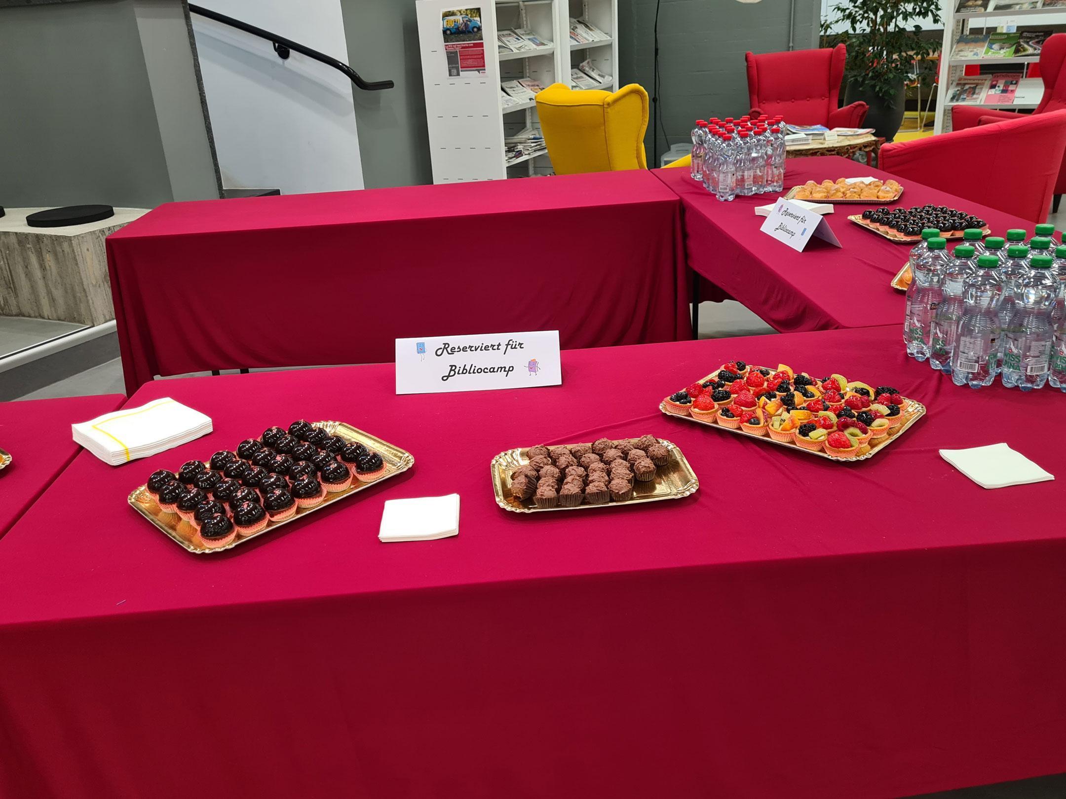 Willkommensbuffet mit Leckereien in der Bibliothek La Filanda.