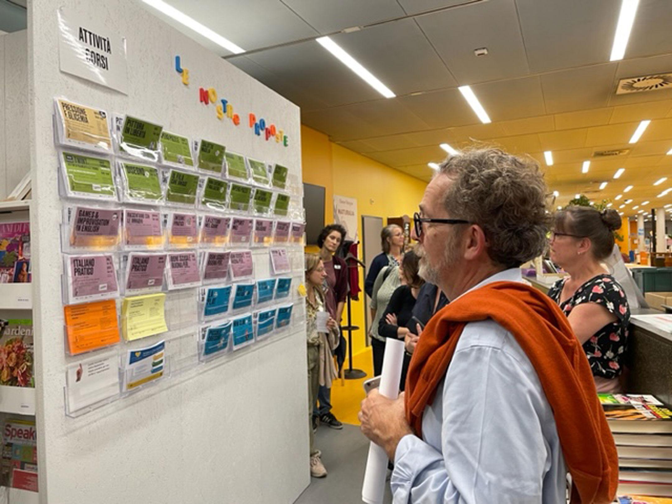 Teilnehmende des Bibliocamps 2022  stehen vor einer Infowand.