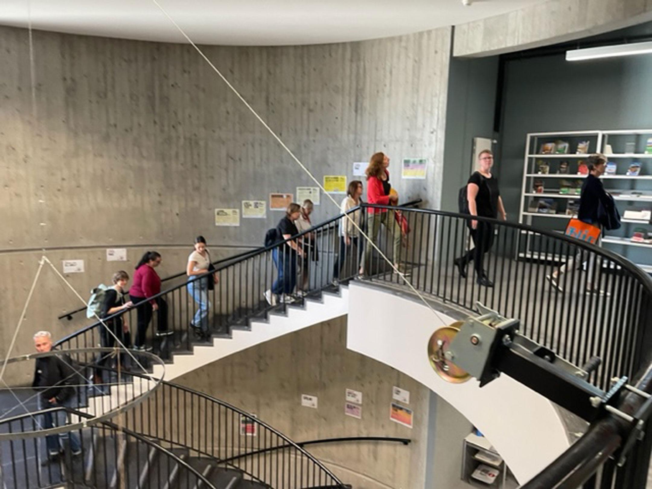 Teilnehmende des Bibliocamps 2022 beim Rundgang durch die Bibliothek.