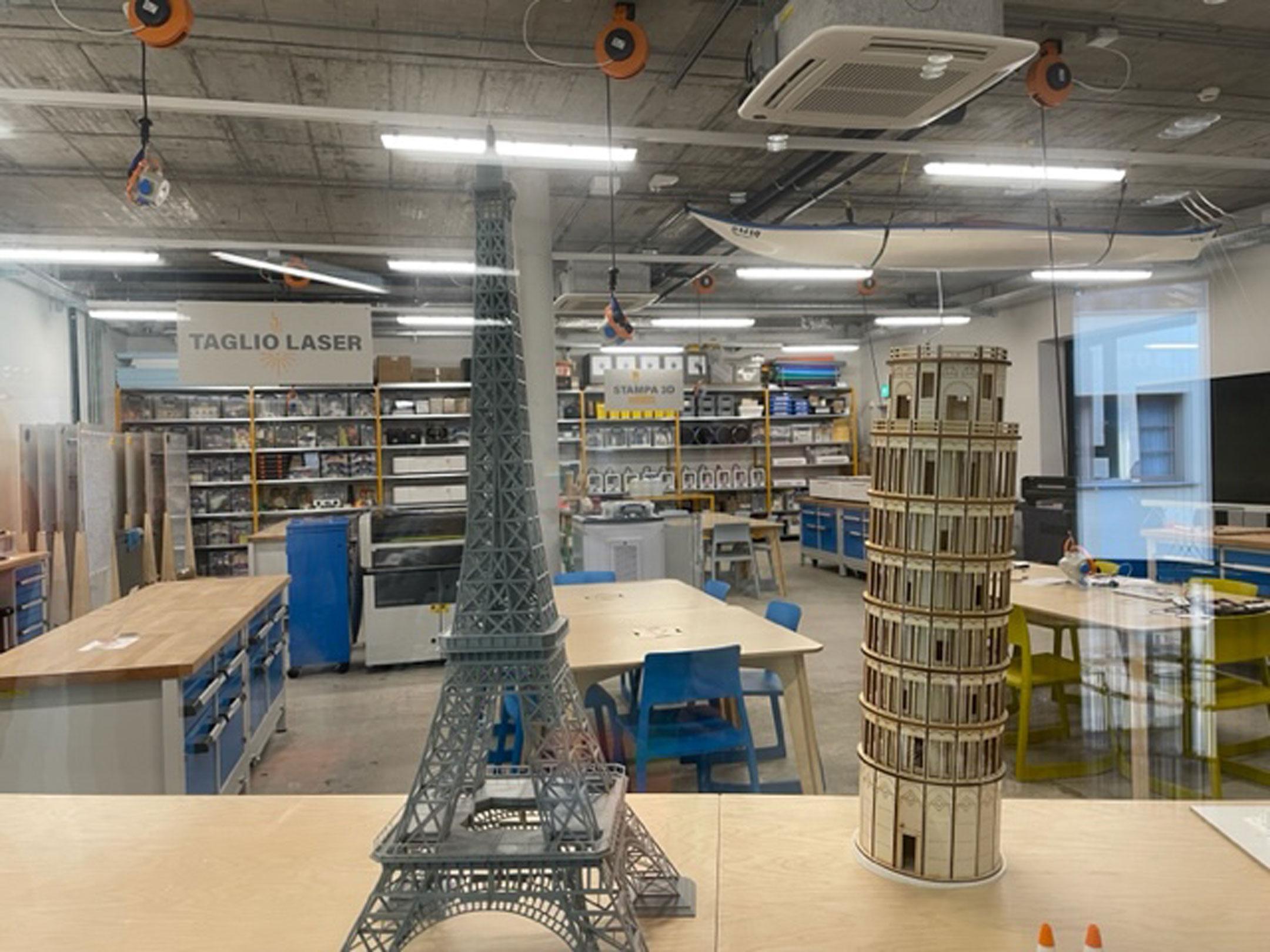 Ein Modell des Eifelturms und des Turms von Pisa stehen auf einem Tisch.