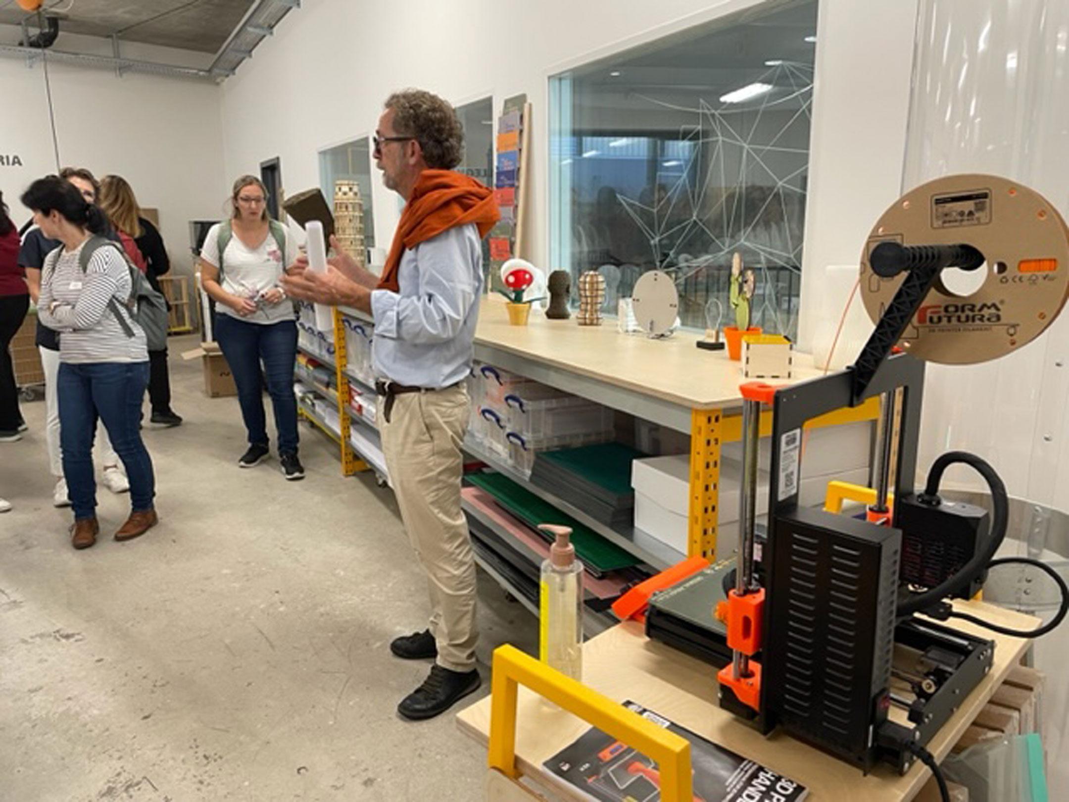 Teilnehmende des Bibliocamps 2022 hören den Ausführungen des Führers zu.