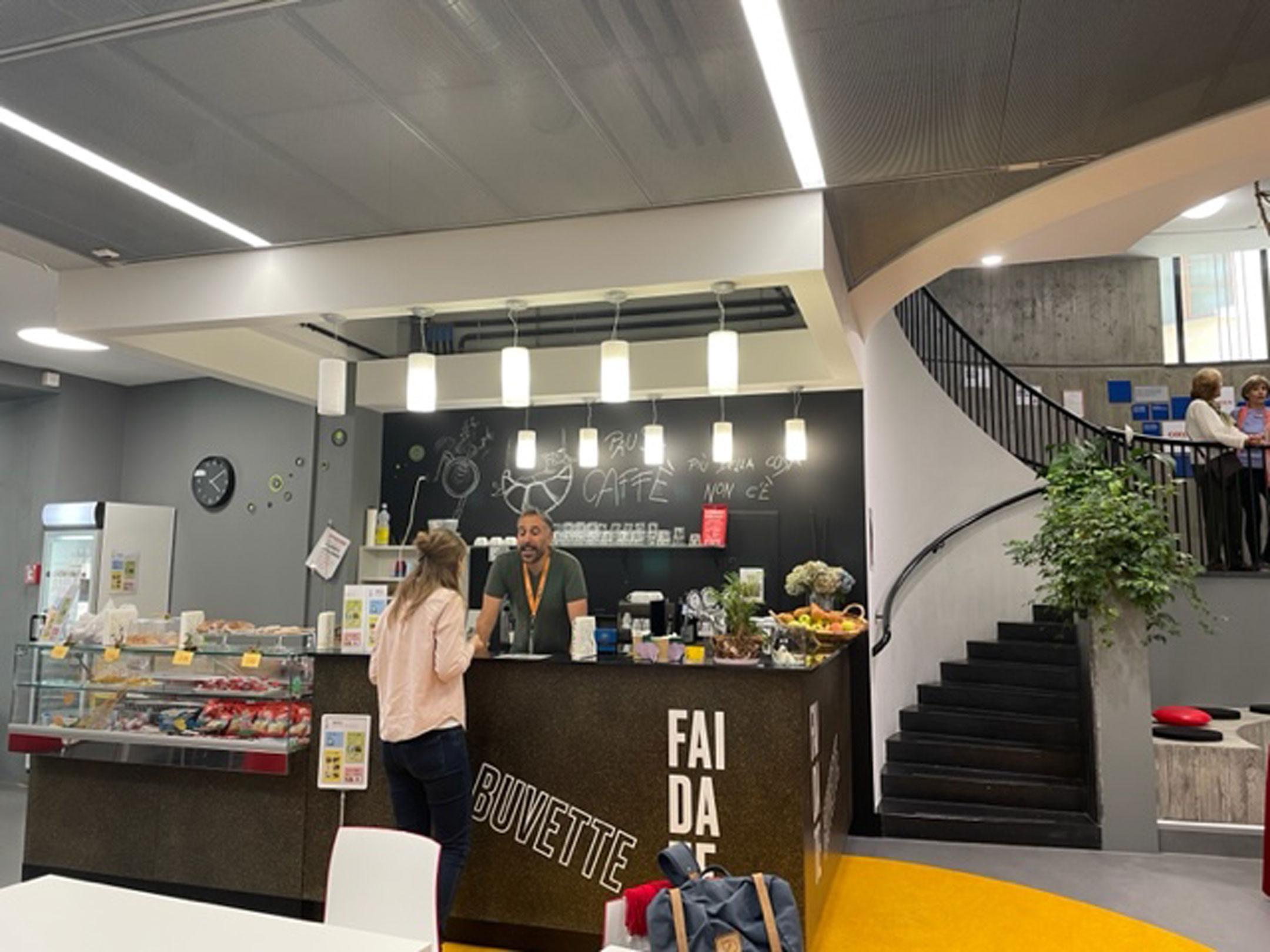 Die Cafeteria in der Bibliothek La Filanda.