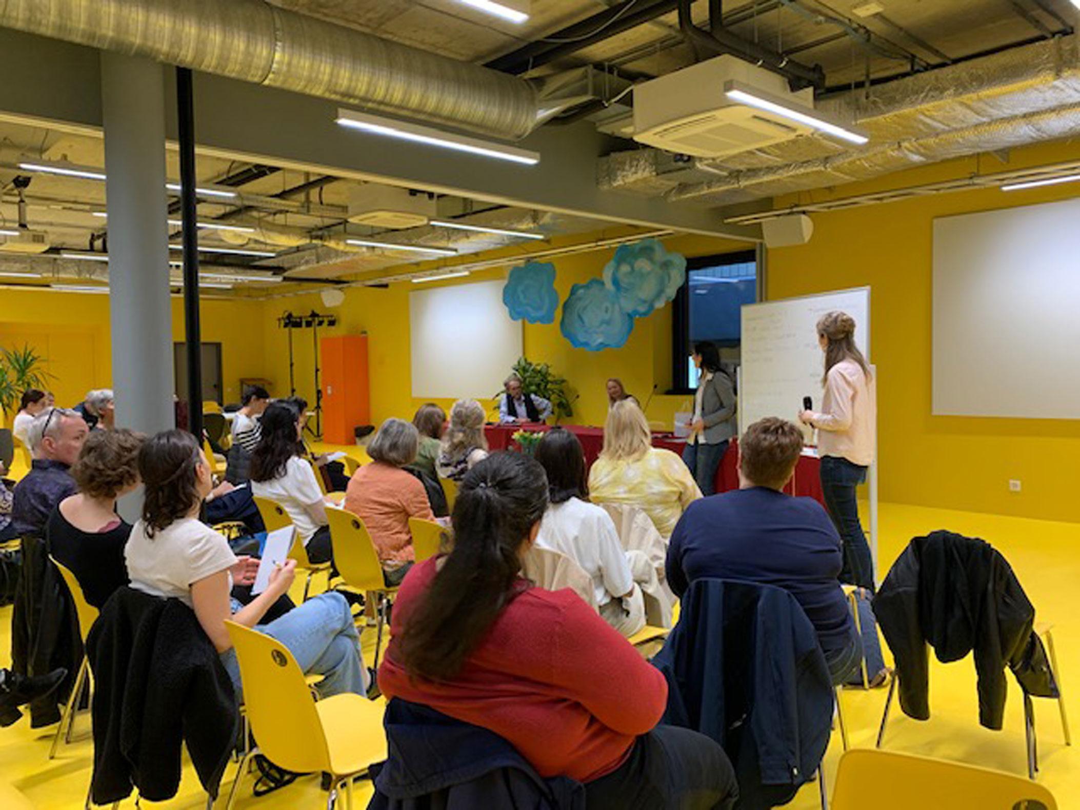 Teilnehmende des Bibliocamps 2022  an einem Workshop in der Bibliothek La Filanda.