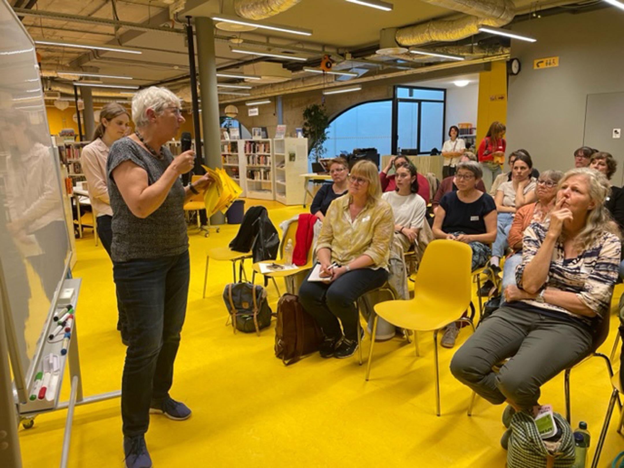 Teilnehmende des Bibliocamps 2022  an einem Workshop in der Bibliothek La Filanda.