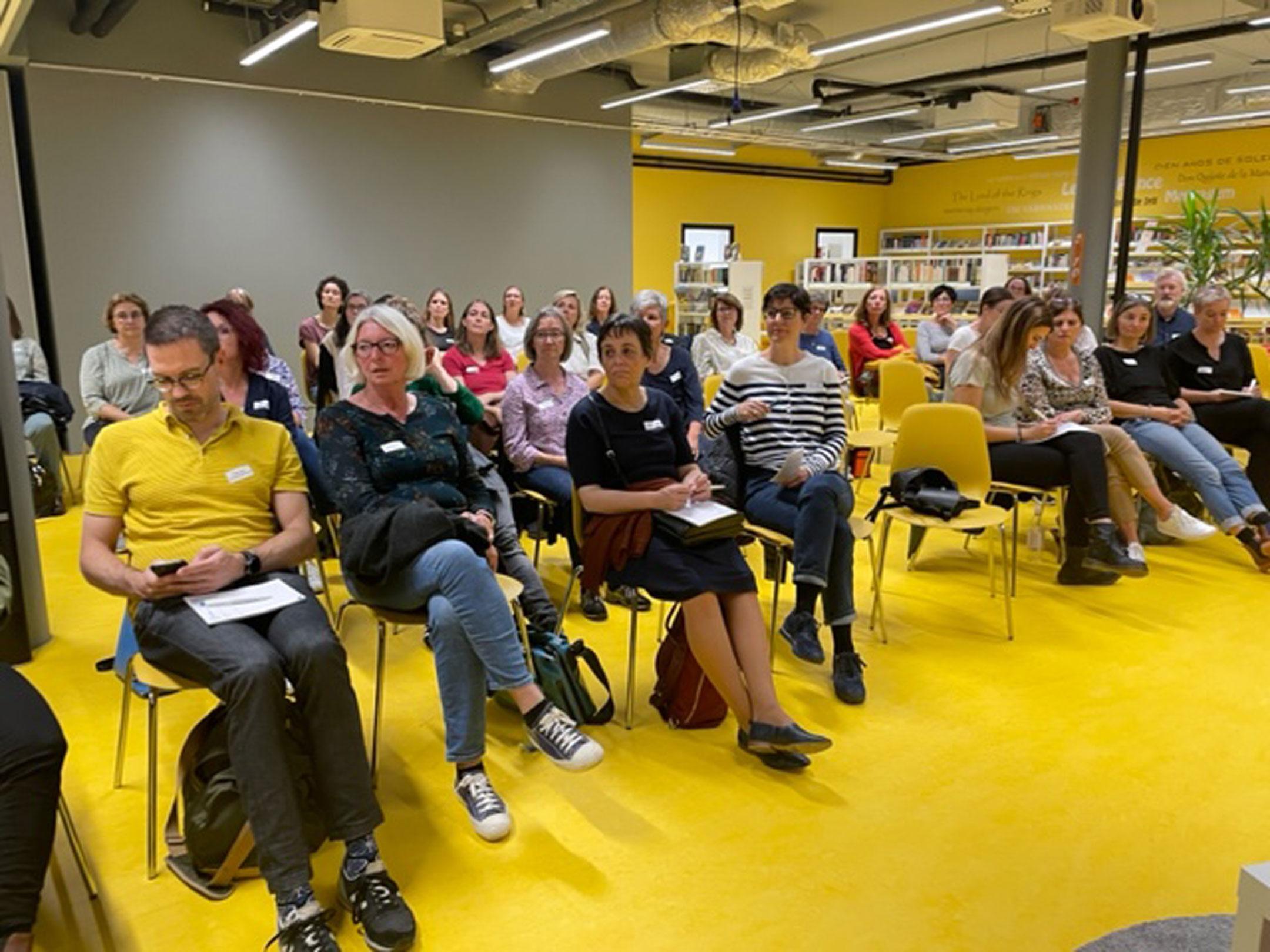 Teilnehmende des Bibliocamps 2022  an einem Workshop in der Bibliothek La Filanda.