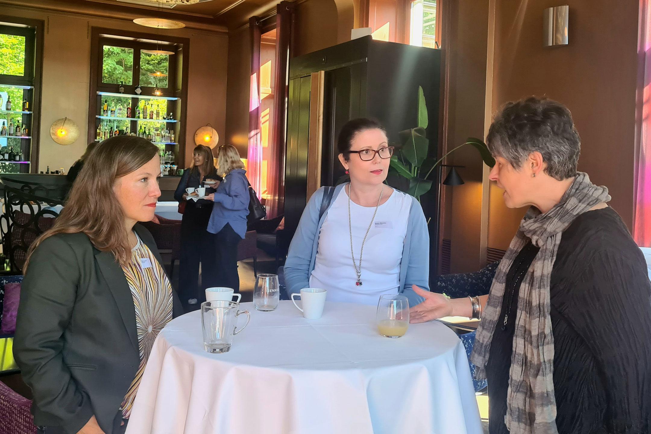 Die Teilnehmenden tauschen sich bei Kaffee und Gipfeli aus.